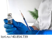 Nurse holds a Syringe and Vaccine Bottle in his Hand Close Up. Doctor ready to give an injection. Science. Medical Cosmetology, Beauty Treatment, Skin Care Concept. Covid 19, Monkeypox Vaccination. Стоковое фото, фотограф Марина Демидюк / Фотобанк Лори