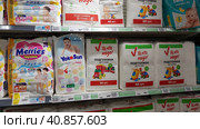 Pampers for children on a shelf in a supermarket (2020 год). Редакционное фото, фотограф Анна Кривицкая / Фотобанк Лори