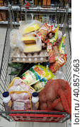 Food cart full in the twilight market during the coronavirus epidemic (2020 год). Редакционное фото, фотограф Анна Кривицкая / Фотобанк Лори