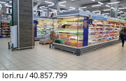 Yogurts on a shelf in a supermarket during the coronavirus epidemic (2020 год). Редакционное фото, фотограф Анна Кривицкая / Фотобанк Лори