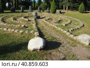 Stone labyrinth near the Devil's Stul rock on Lake Onega. Zaozerye, Petrozavodsk, Karelia, Russia. A magical place for the rituals of the ancient Karelians and Finns. Ethnographic northern tourism. Стоковое фото, фотограф Юлия Петровская / Фотобанк Лори