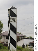 Верстовой столб в Покрове установленный вдоль трассы М7 (2023 год). Редакционное фото, фотограф Дмитрий Неумоин / Фотобанк Лори