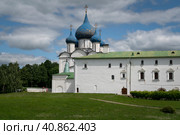 Cathedral of the Nativity of the Most Holy Theotokos (Bogoroditse-Rozhdestvensky Cathedral) and the building of the Bishops' Chambers in the Suzdal Kremlin on a summer day, Vladimir region, Russia. Стоковое фото, фотограф Ula Ulachka / Фотобанк Лори