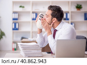 Young male employee in remuneration concept. Стоковое фото, фотограф Elnur / Фотобанк Лори