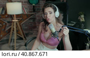 A beautiful brunette woman blogs and broadcasts live from her home video studio. Стоковое видео, видеограф Анатолий Типляшин / Фотобанк Лори