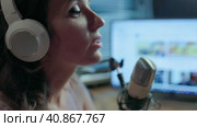 A beautiful brunette woman blogs and broadcasts live from her home video studio. Стоковое видео, видеограф Анатолий Типляшин / Фотобанк Лори