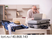 Old man preparing for trip at home. Стоковое фото, фотограф Elnur / Фотобанк Лори