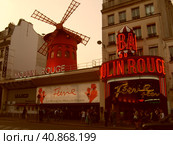Paris, France 2 June 2007. Moulin Rouge, a classic cabaret in Paris, Located in the 18th municipal arrondissement, on Boulevard Clichy, in the red light district near Place Pigalle. Стоковое фото, фотограф Юлия Петровская / Фотобанк Лори