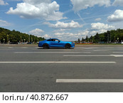 Blue muscle car Ford Mustang in motion on city road. Редакционное фото, фотограф Константин Григорьев / Фотобанк Лори