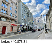 Улица Большая Дмитровка в Москве летом (2021 год). Редакционное фото, фотограф Овчинникова Ирина / Фотобанк Лори