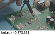The wizard uses an electronic tester to test the components on the computer board. Стоковое видео, видеограф Aleksey Kidisyuk / Фотобанк Лори