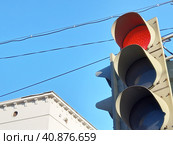 Traffic light on a post near the roadway. Regulated pedestrian crossing. Стоковое фото, фотограф Egor Sarantstv / Фотобанк Лори