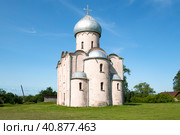 Средневековая церковь Спаса на Нередице солнечным июльским днем. Окрестности Великого Новгорода (2023 год). Стоковое фото, фотограф Виктор Карасев / Фотобанк Лори
