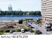 Перед гостиницей «Охтинская, на месте строительства жилья для верховных судей, начинаются археологические раскопки. Большеохтинский проспект. Санкт-Петербург (2023 год). Редакционное фото, фотограф Сергей Афанасьев / Фотобанк Лори