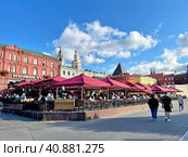 Открытая веранда ресторана "Рёберная № 1",  Москва, Театральная площадь (2021 год). Редакционное фото, фотограф Овчинникова Ирина / Фотобанк Лори
