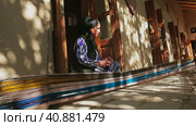 Tashent, Uzbekistan - 4 11 2022: the hand of a weaver weaving a handmade carpet. Редакционное видео, видеограф Aleksey Kidisyuk / Фотобанк Лори
