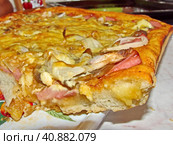 Домашняя пицца. Пицца с колбасой, свежими помидорами (черри) и сладким перцем, грибами, луком, сыром. Натуральная и здоровая пища. Стоковое фото, фотограф Сергей Елизарьев / Фотобанк Лори