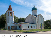 Старинная церковь Федора Стратилата на ручью (1361г.) солнечным июльским утром. Великий Новгород (2023 год). Стоковое фото, фотограф Виктор Карасев / Фотобанк Лори