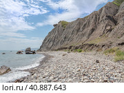Побережье Лисьей бухты в крыму у подножия горного хребта Эчки-Даг. Излюбленное место отдыха диких туристов, нудистов, неформалов, ростоманов, йогов. (2019 год). Стоковое фото, фотограф Сергей Никифоров-Гордеев / Фотобанк Лори