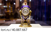 Faberge Museum exhibits. Art objects in Russia: Petushok egg. Редакционное фото, фотограф Aleksandr Golubev / Фотобанк Лори