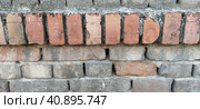 The bricks are gray and red in the old masonry. House wall. Surface protrusion. Vertically and horizontally laid bricks. Стоковое фото, фотограф Юлия Петровская / Фотобанк Лори