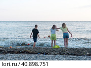 Краснодарский край, Туапсинский район, поселок городского типа, Новоихайловский, на пляже,  после дважды разлившейся в июле 2023 г. реки Нечепсухо, дети в шторм. Стоковое фото, фотограф Александр Циликин / Фотобанк Лори