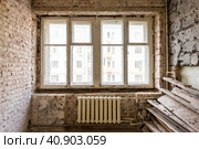 Dismantling in the old apartment before new renovation. Стоковое фото, фотограф VittoriaChe / Фотобанк Лори