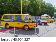 Микроавтобус РАФ-2203 и старые автомобили марки Москвич в цветовой схеме патрульных автомобилей ГАИ. Городской фестиваль старой автомобильной техники на Воробьевых горах, Москва. (2023 год). Редакционное фото, фотограф Сергей Рыбин / Фотобанк Лори