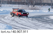Автогонки на отечественных автомобилях Жигули и Лада, зимой на льду озера в городе Железногорске Красноярский край. Редакционное фото, фотограф Анатолий Володин / Фотобанк Лори