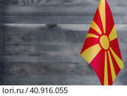 Национальный флаг Северной Македонии на деревянном фоне место для текста (2019 год). Стоковое фото, фотограф Лозовая Людмила / Фотобанк Лори