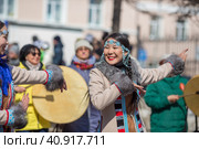 Танцующие девушки. Музыка и танцы коренных народов Сибири и Дальнего Востока России. Ювелирные изделия и одежда с традиционным орнаментом из бисера. Магадан, Магаданская область, Россия. Редакционное фото, фотограф Андрей Степанов / Фотобанк Лори