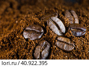 Кофейные зерна и молотый кофе (крупный план) Стоковое фото, фотограф E. O. / Фотобанк Лори