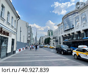 Новослободская улица летом в облачную погооду, Москва (2021 год). Редакционное фото, фотограф Овчинникова Ирина / Фотобанк Лори