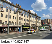 Новослободская улица, 10 строение 1, Москва.  Доходный дом И. И. Фидлера (1906, архитектор В. И. Станкевич) (2021 год). Редакционное фото, фотограф Овчинникова Ирина / Фотобанк Лори