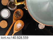 Copper pot with boiling water on a gas stove. Стоковое фото, фотограф Сергей Толмачёв / Фотобанк Лори
