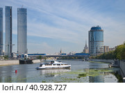 Московский международный деловой центр (ММДЦ) "Москва-Сити", Россия. "Башня 2000", торгово-пешеходный мост "Багратион" и жилой комплекс Capital Towers (2022 год). Редакционное фото, фотограф Елена Коромыслова / Фотобанк Лори