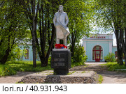 Осташков, Тверская область. Памятник Константину Заслонову на фоне Железнодорожного вокзала Осташков (2023 год). Редакционное фото, фотограф Литвяк Игорь / Фотобанк Лори
