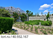 Alupka, Crimea - July 06. 2019. The wall of the Vorontsovsky Palace with a view of Mount Ai-Petri. Редакционное фото, фотограф Володина Ольга / Фотобанк Лори