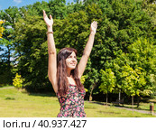 Girl enjoing sunny skies in the park. Стоковое фото, фотограф Радомир Тарасов / Фотобанк Лори