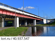 Automobile bridge across the river Skhodnya to Zelenograd in Moscow, Russia (2023 год). Стоковое фото, фотограф Володина Ольга / Фотобанк Лори