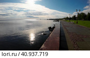 Онежское озеро и набережная в городе Петрозаводске солнечным утром выходного дня летом (2023 год). Редакционное видео, видеограф Sergei Gorin / Фотобанк Лори