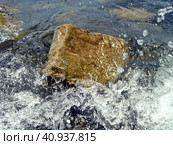 Морской прибой. Морская волна разбивается о камни. Выборочная фокусировка, малая глубина резкости. Стоковое фото, фотограф Сергей Елизарьев / Фотобанк Лори