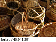 Корзины, сплетенные из природного материала - лозы, продаются на Бажовской выставке-ярмарке народного творчества. предметы быта ручной работы. Стоковое фото, фотограф Наталья Сухорукова / Фотобанк Лори