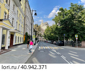 Ермолаевский переулок летом в облачную погоду, Москва. Доходный дом А. П. Кашкадамовой (1891, архитектор Д. Д. Зверев (2021 год). Редакционное фото, фотограф Овчинникова Ирина / Фотобанк Лори
