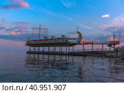 Yalta restaurant orange in the evening (2021 год). Редакционное фото, фотограф Анна Кривицкая / Фотобанк Лори