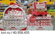 Sets of Raffaello sweets for sale in a supermarket (2020 год). Редакционное фото, фотограф Анна Кривицкая / Фотобанк Лори