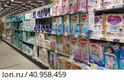 Pampers for children on a shelf in a supermarket (2020 год). Редакционное фото, фотограф Анна Кривицкая / Фотобанк Лори