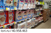 Pampers for children on a shelf in a supermarket (2020 год). Редакционное фото, фотограф Анна Кривицкая / Фотобанк Лори