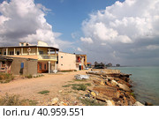 Крым, Евпатория, море, фавелы (2022 год). Редакционное фото, фотограф Андрей Макаренко / Фотобанк Лори