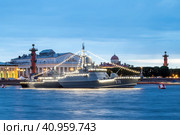 Санкт-Петербург  Военный корабли на фоне Ростральных колонн. .Малый ракетный корабль «Буря», бортовой номер 578 (2023 год). Редакционное фото, фотограф Литвяк Игорь / Фотобанк Лори